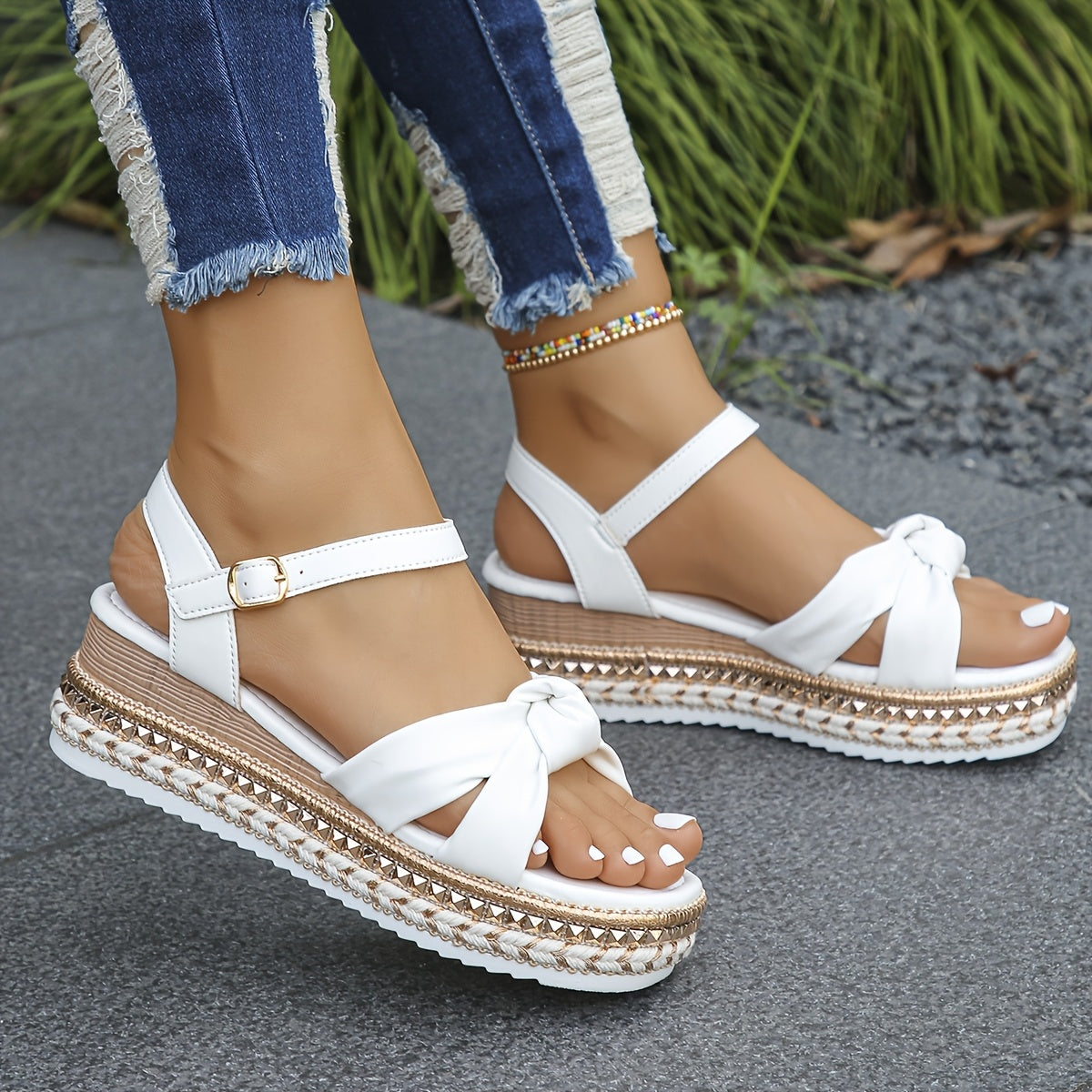 Sandalias blancas de plataforma con cuña y detalles dorados para mujer