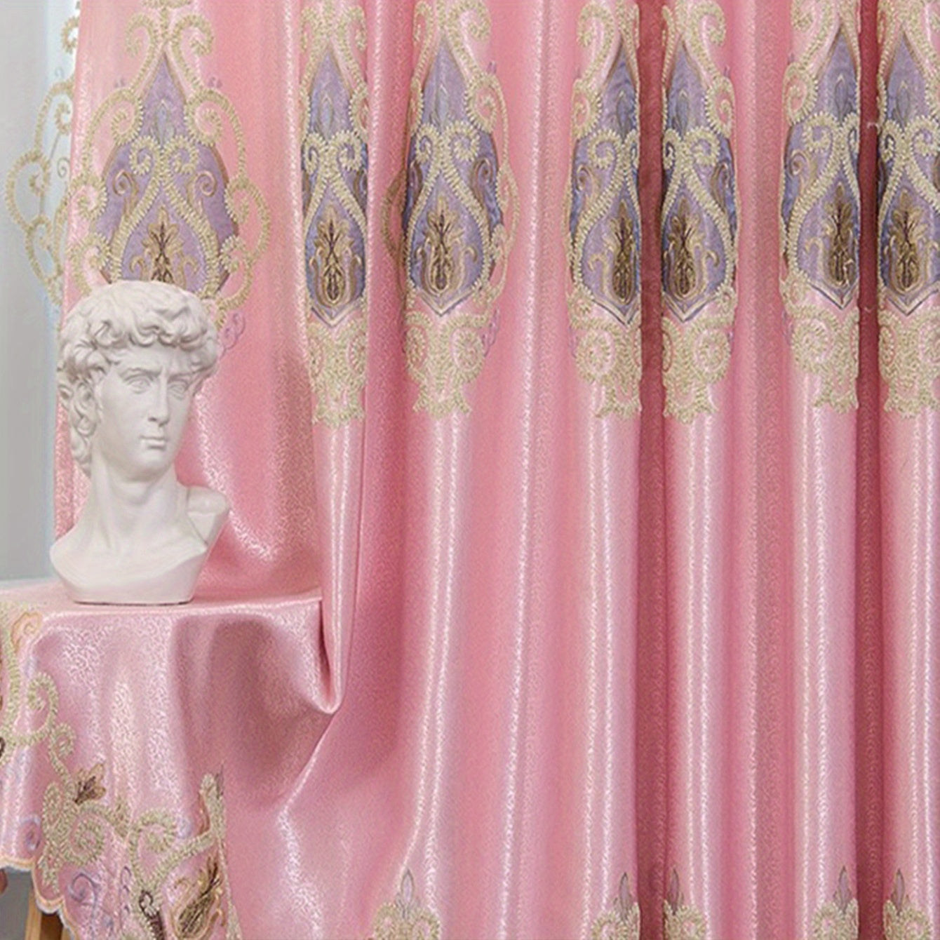 Cortina bordada rosa de estilo europeo de lujo con estampados florales dorados.