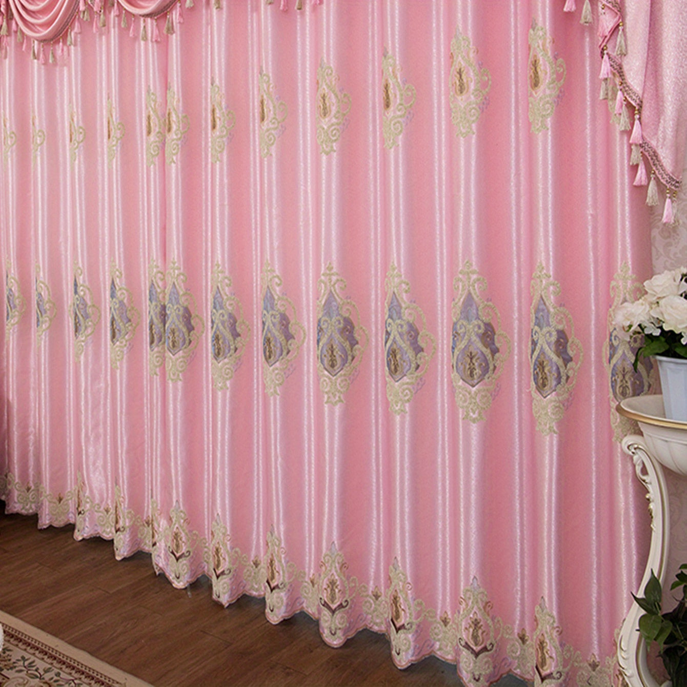 Cortina bordada rosa de estilo europeo de lujo con estampados florales dorados.