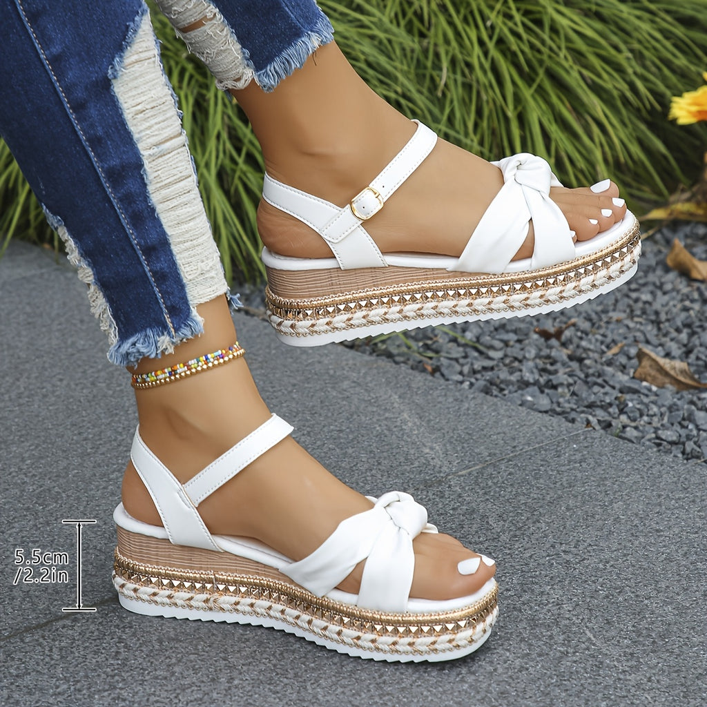Sandalias blancas de plataforma con cuña y detalles dorados para mujer